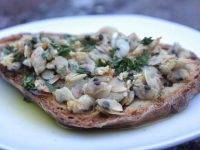 Bruschetta alle telline: sapore di mare in tavola