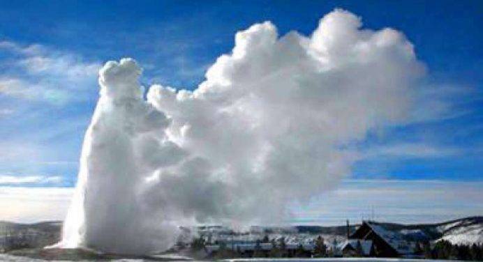 Il geyser “erutta” neve: insolito fenomeno naturale nel Parco di Yellowstone