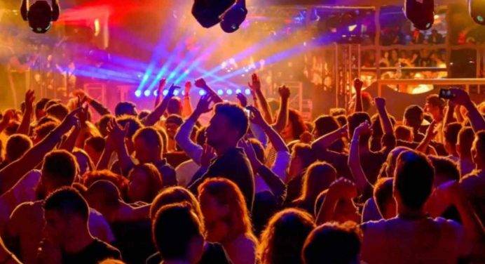 Siae: “Surreale la scelta del Cts sulle riaperture delle discoteche al 35%”
