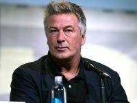 Morte sul set di “Rust”: la polizia perquisisce il cellulare di Alec Baldwin