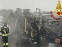 Cisterna in fiamme in autostrada: chiusa A/1 a Lodi