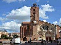 Tolosa, lascia un ordigno esplosivo nella cattedrale durante la messa