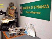 Malpensa: nasconde la droga nella carrozzina e si finge disabile