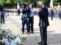 Re Carlo arriva a Buckingham Palace: la folla lo acclama