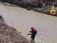 Alluvione nelle Marche, l’abbraccio di papà Tiziano al figlio Mattia