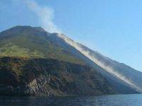 Stromboli: prosegue eruzione, la lava raggiunge il mare