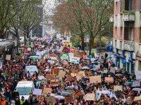 Migliaia di ragazzi per lo Sciopero del Clima: manifestazioni in 35 città