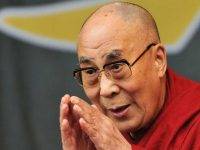 Il Dalai Lama chiede a un bambino di “succhiargli la lingua”. Don di Noto: “Un gesto ingiustificabile”