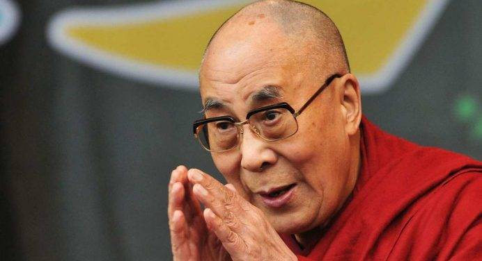 Il Dalai Lama chiede a un bambino di “succhiargli la lingua”. Don di Noto: “Un gesto ingiustificabile”