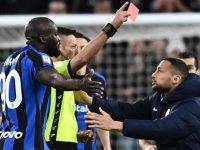 Il calcio difende Lukaku: “Uniti contro il razzismo”