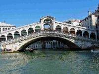 Venezia, il caso dell’acqua fosforescente a Rialto