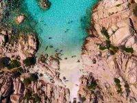 Turisti violano la spiaggia rosa de La Maddalena