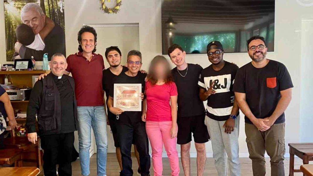 Il Gen Rosso con don Aldo Buonaiuto e una ragazza accolta nella casa accoglienza per vittime della tratta