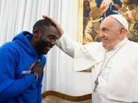 Migranti, il Papa incontra Pato: “Ho pregato per la tua famiglia”