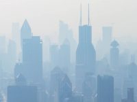 Troppo smog in Pakistan: studenti in classe con le mascherine