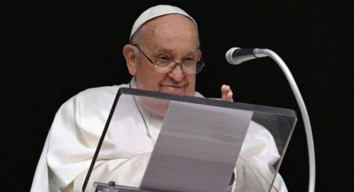 Il Papa: “A tante persone è negato il diritto alle cure: non possiamo tacere”