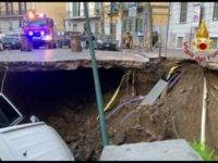 Voragine in strada Napoli: inghiottite due vetture