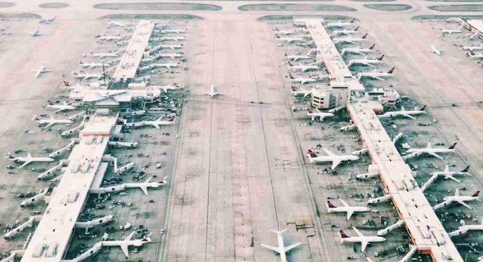 San Pietroburgo, incendio in aeroporto: scalo chiuso