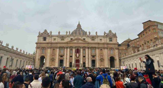 Papa: “La pace non si costruisce mai con le armi, ma aprendo i cuori”