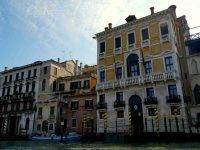 Acque colorate nel Canal Grande: fermati due turisti