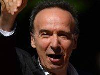 Benigni a Piazza San Pietro: “Ai bimbi dico: amate qualsiasi cosa facciate”