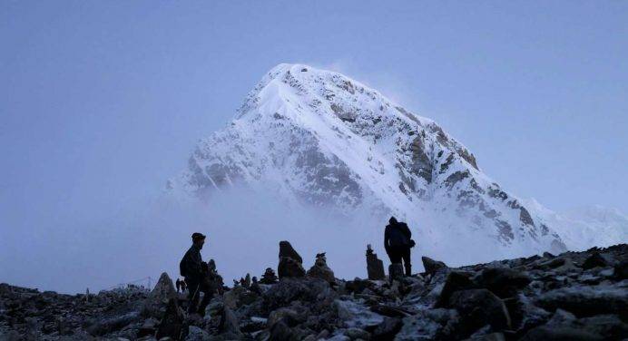 L’Everest assediato: emergenza in alta quota