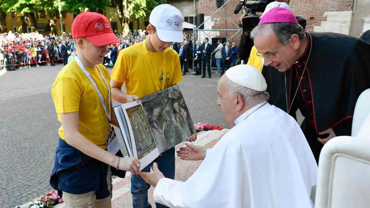 Il Papa a bambini e ragazzi: “Siate un segno di pace”