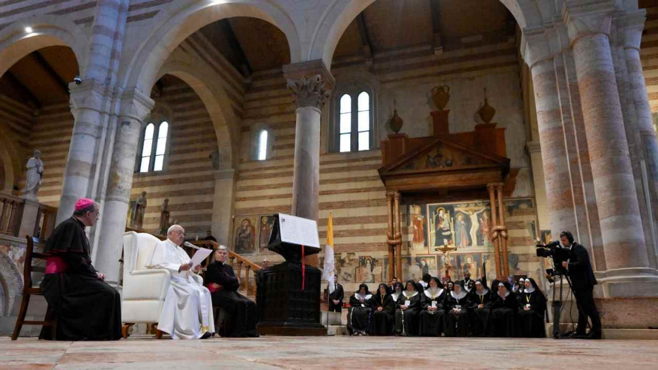 Il Papa ai preti: “Perdonate tutti, i confessionali non siano sale di tortura”