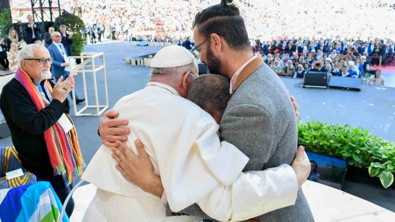 L’abbraccio del Papa a un israeliano e un palestinese: “Facciamo finire le guerre”