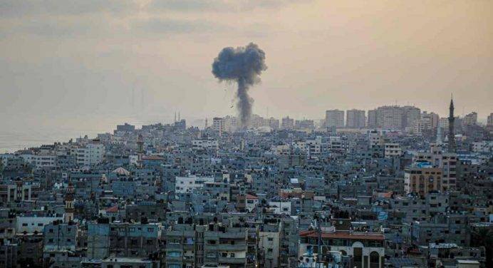 Striscia di Gaza: bombardata la Croce Rossa