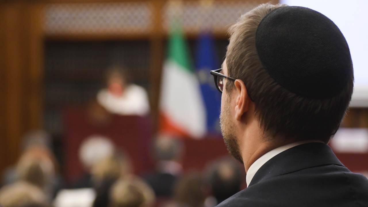 Unesco: “La IA favorisce il propagarsi delle fake news sull’Olocausto”