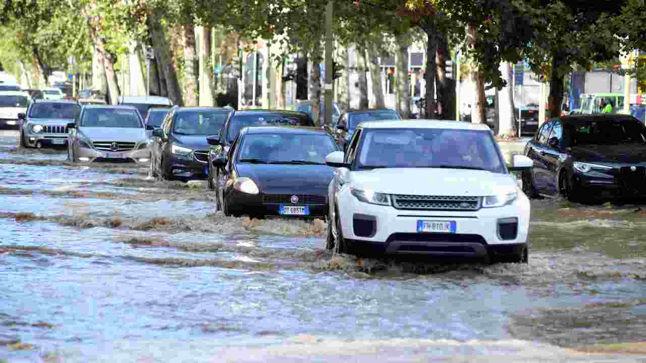 Maltempo a Milano, esonda il Seveso