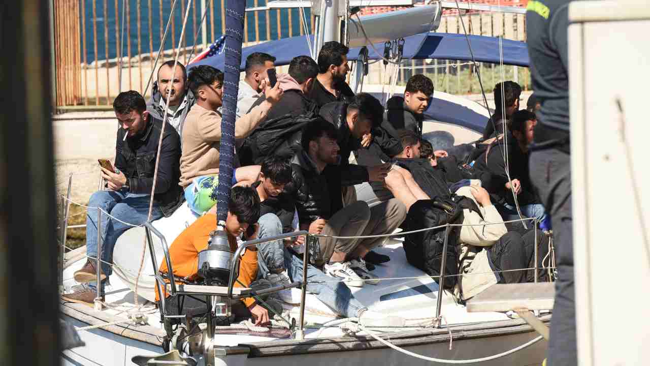 Trovati 10 cadaveri nella stiva di un barcone di migranti