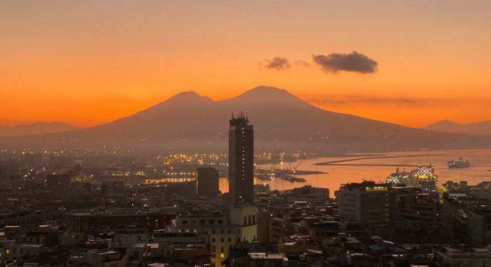 Napoli, in fiamme i Camaldoli: “Probabile dolo”