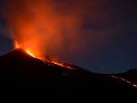 L’Etna dà spettacolo: nuova fontana di lava dal cratere Voragine