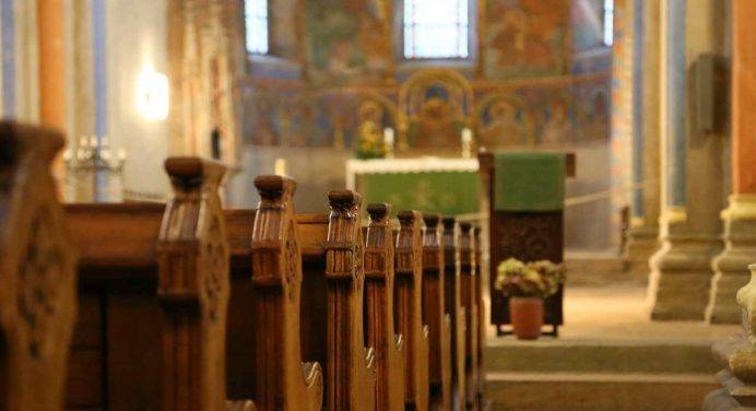 Al riparo dal caldo tra i banchi di una chiesa