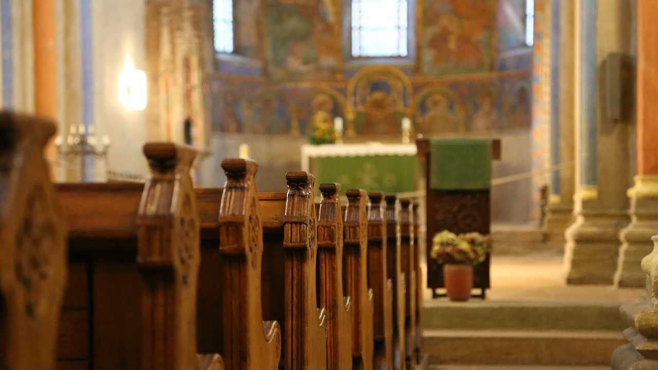 Al riparo dal caldo tra i banchi di una chiesa