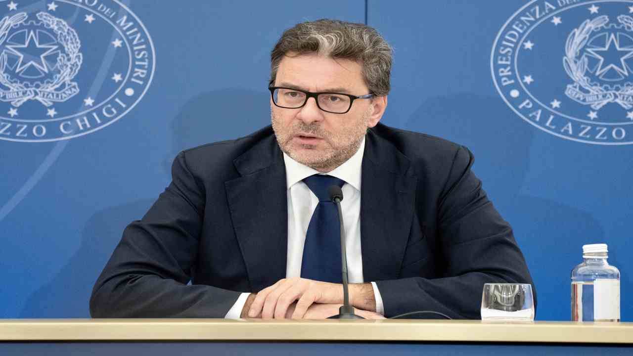 Giorgetti: “Raddoppia la flat tax per miliardari”