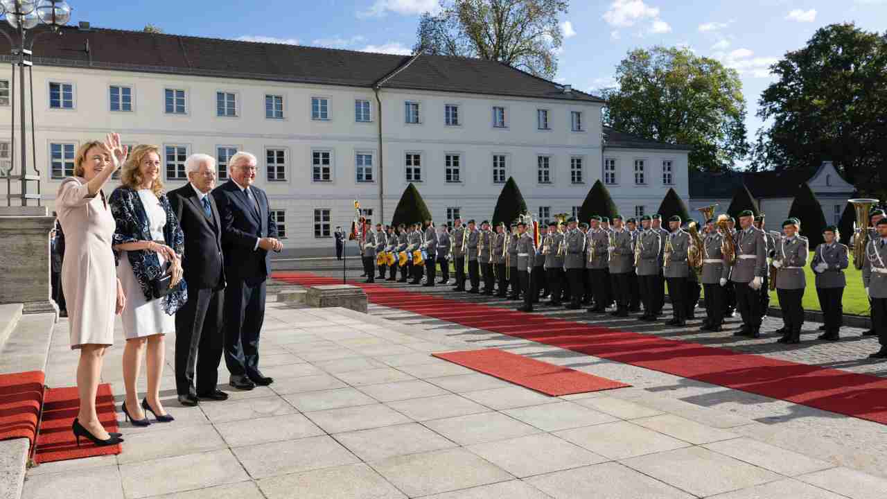 Mattarella accolto da Steinmeier: “Alla ricerca di una pace in Ucraina”