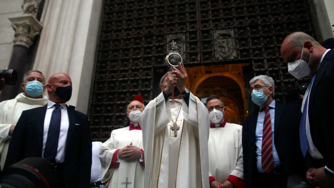 Napoli: ripetuto il miracolo di San Gennaro, il sangue si è liquefatto