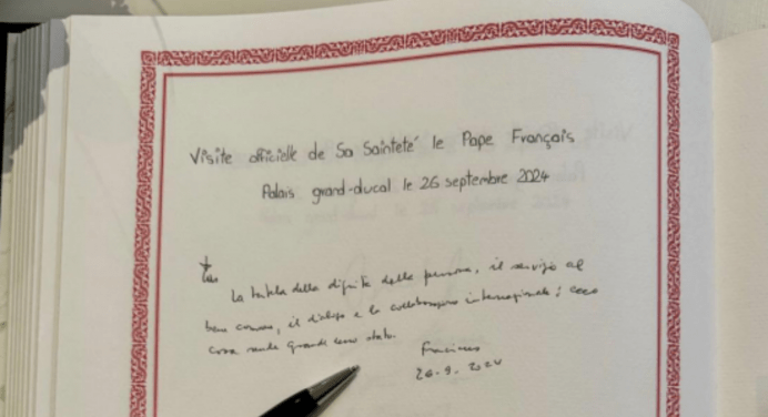 Papa Francesco arriva in Lussemburgo. La firma nel Libro d’Onore