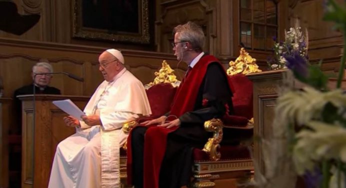 Papa Francesco: “Le Università non si trasformino in ‘cattedrali del deserto'”