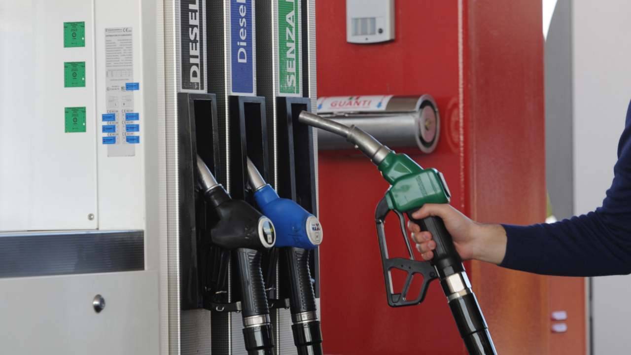 Carburanti: la “doppia velocità” dei prezzi