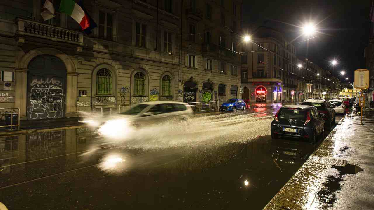 Nubifragio a Livorno: crolla un ponte, uomo salvato in extremis