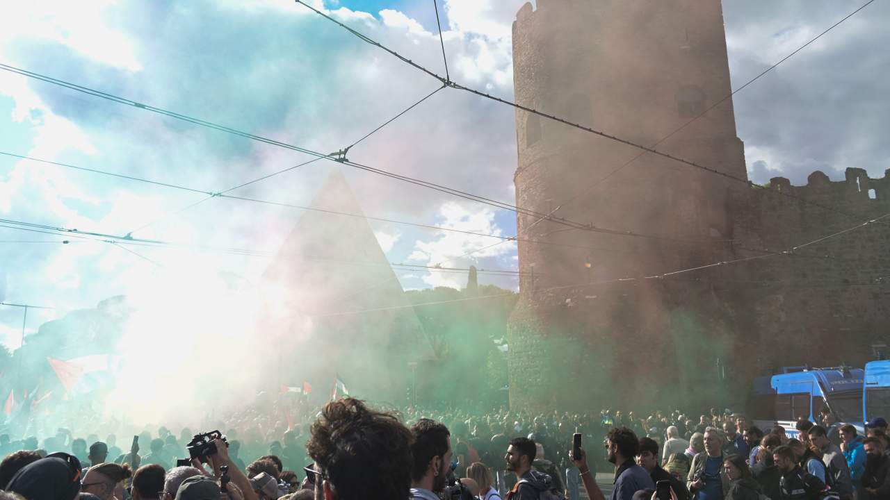 Guerriglia urbana alla manifestazione pro Palestina: 30 agenti feriti