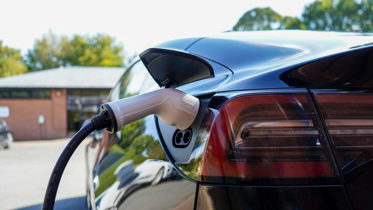 Ue: approvati i dazi al 36,6% sulle auto elettriche cinesi