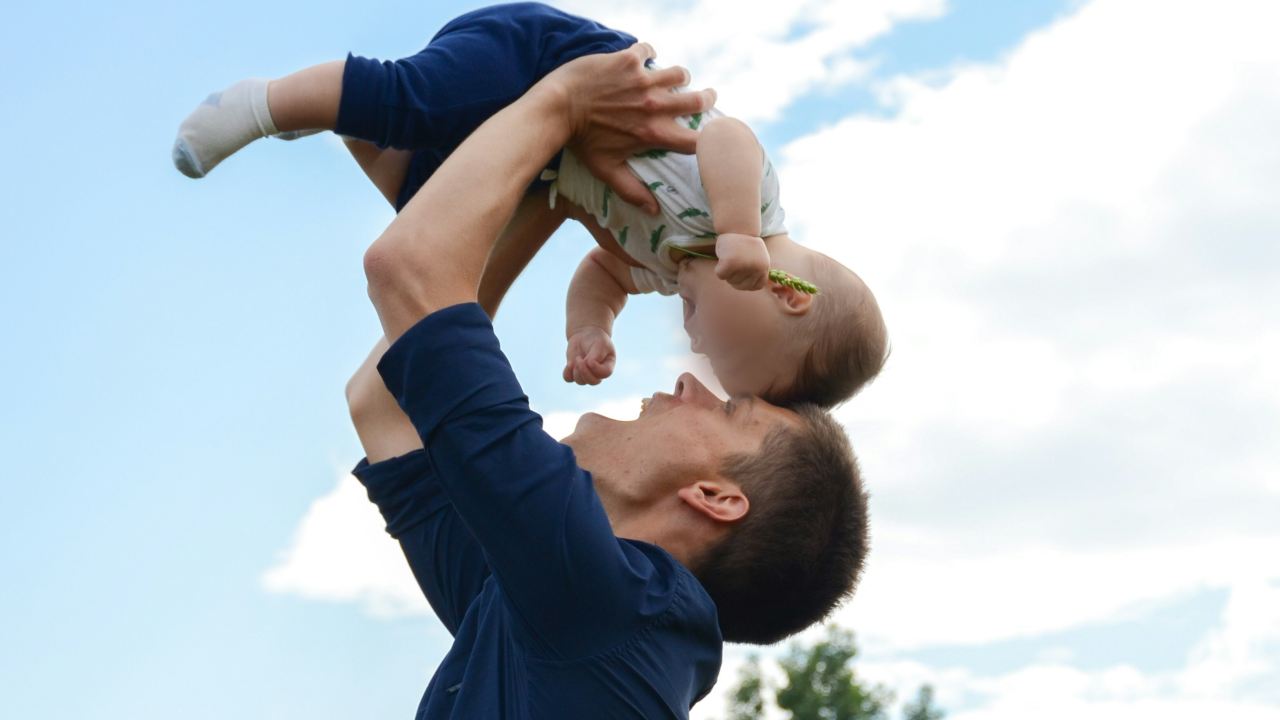 Iss: “Congedi genitoriali: più diritti ai padri per il benessere dei bimbi”